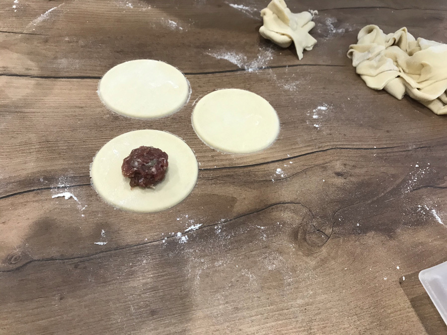 Die Füllung der Pelmeni