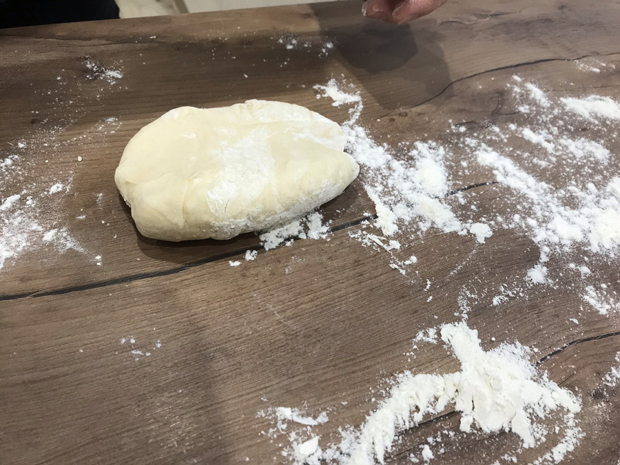 Stück Teig für Pelmeni