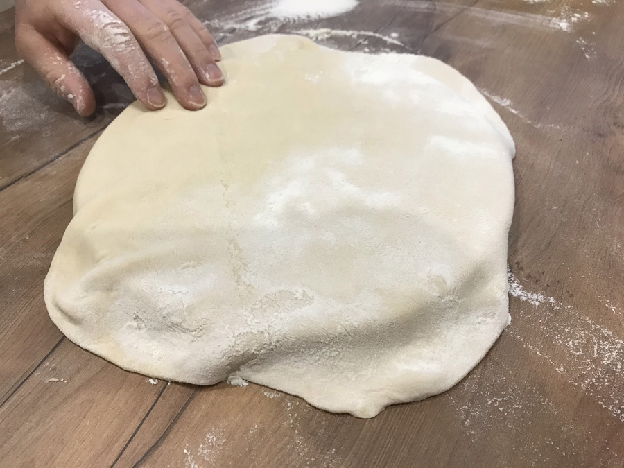 Teig auf Pelmeniform legen
