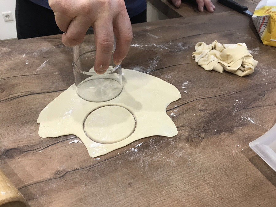 Den Teig für Pelmeni mit einem Glas ausstechen