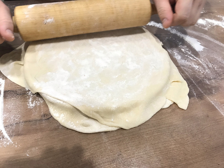 Teigstück glatt rollen für Pelmeni