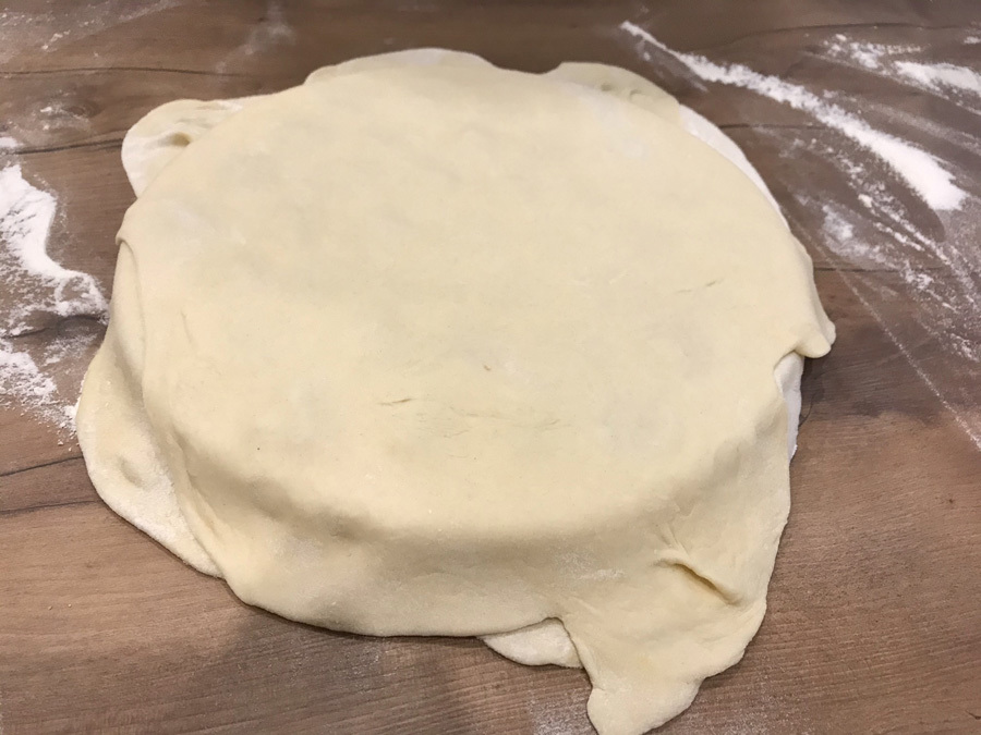 Pelmeniform mit einer zweiten Teigfläche abdecken
